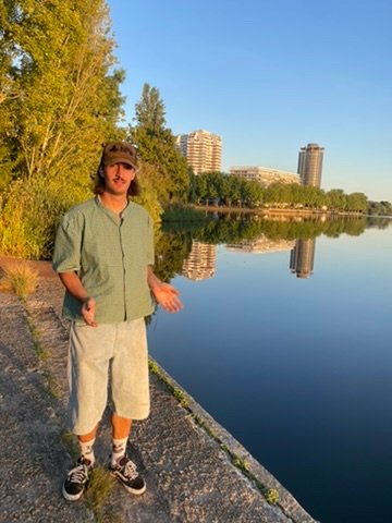 skater - short baggy bleu - Chemise verte -jeans tonik