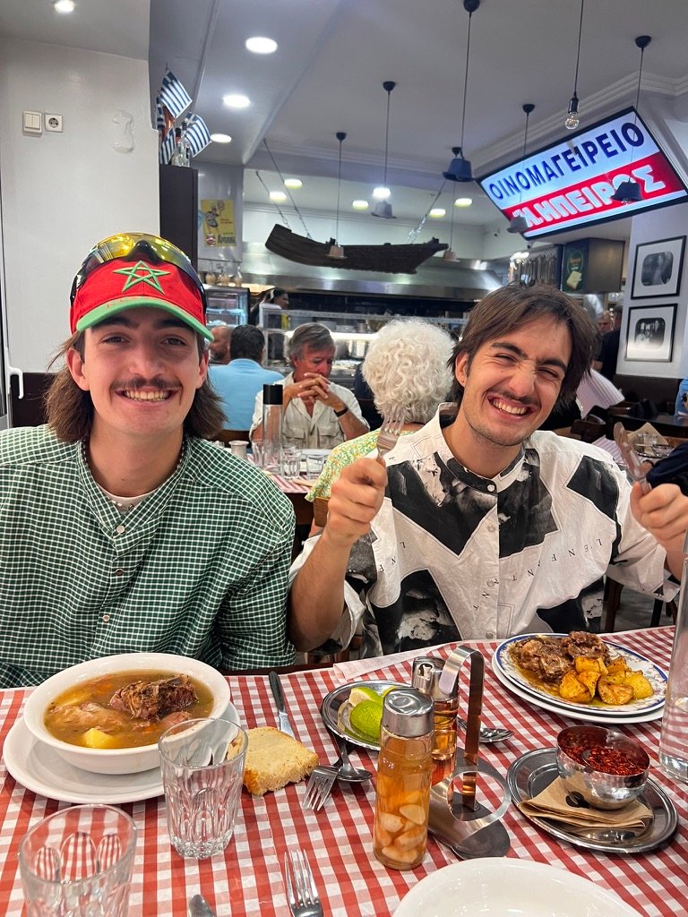 Les fondateurs de Jean’s Tonik en train de manger – marque de vêtements skate français
