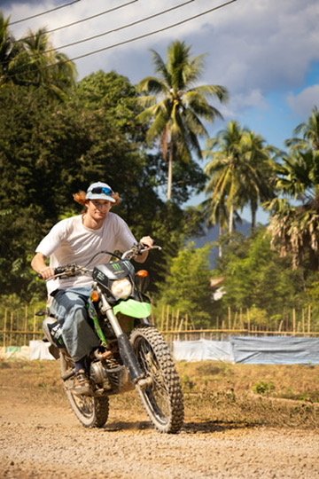 Skater sur une moto -Pantalon baggy en jeans brut fait main – Jean’s Tonik, skatewear made in France